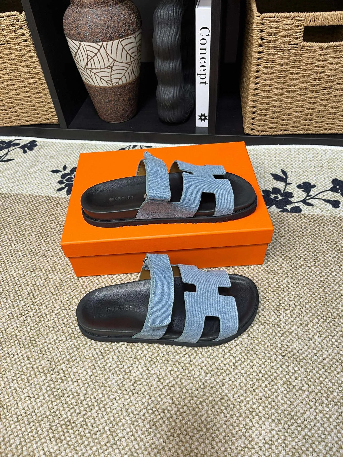 P300 Long-term stock Hermes men’s Kazimir slippers for couples - top quality woven calfskin functional sandals with intertwined uppers inspired by the “H” iconic pattern to create a casual look, perfect for summer. Imported cowhide + cowhide lining + TUP outsole Size: 35-46